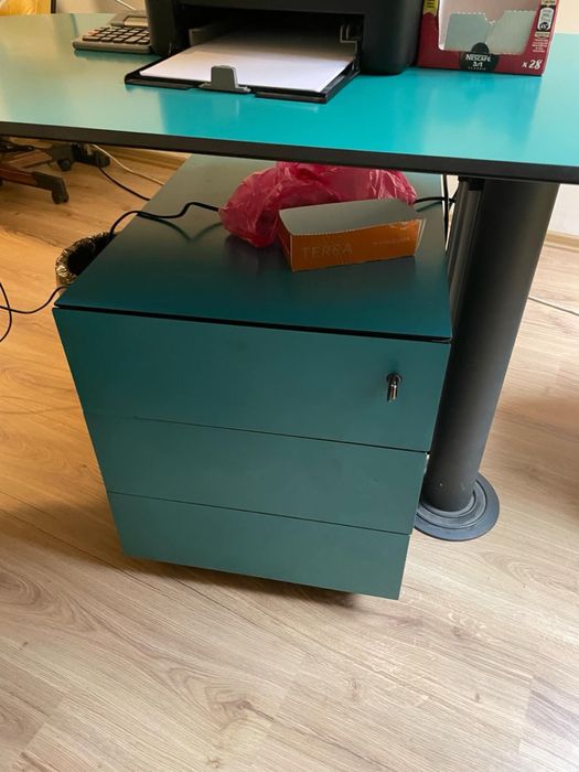 Офис бюро със заключващ механизъм