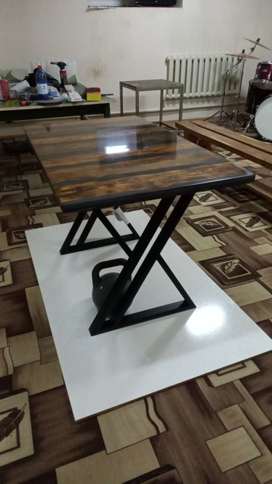 Стол из слэбов и эпоксидной смолы