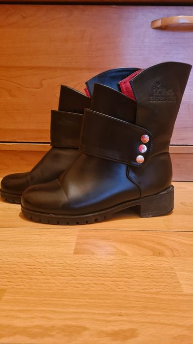 Срочно продам ботинки