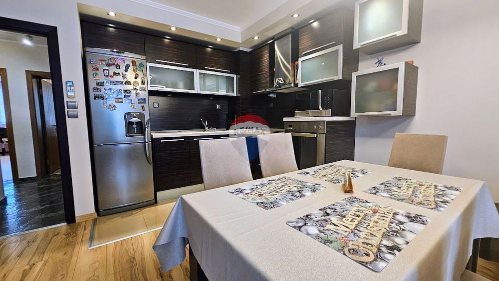 Дава се под наем Тристаен апартамент в Варна, Левски - 95 кв.м за 765 € - Снимка #2