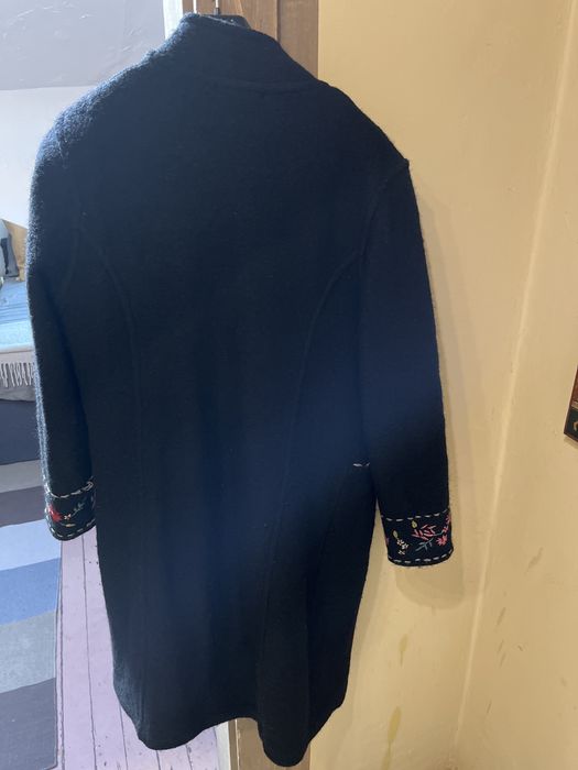 Дамско палто с красива бродерия отпред и на ръкавите