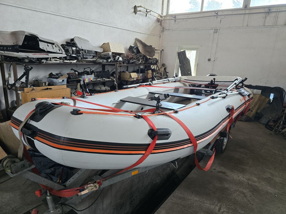 Vand barca 450Dsl noua lungime 4.5m motor Mercury 20cp nou și peridoc