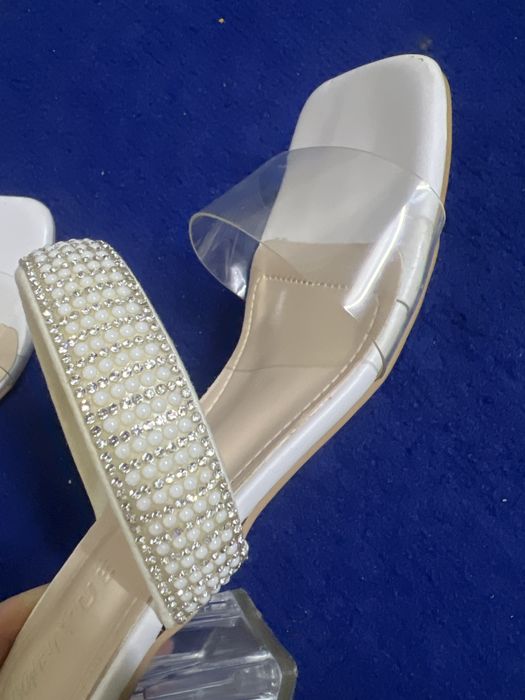 Босоножки на каблуке