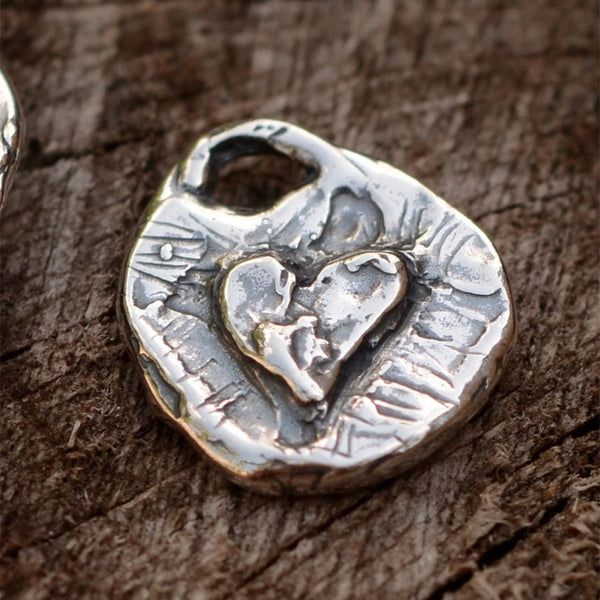 Сребърен медальон 925 „Сърце с LOVE“ –  талисман на любовта
