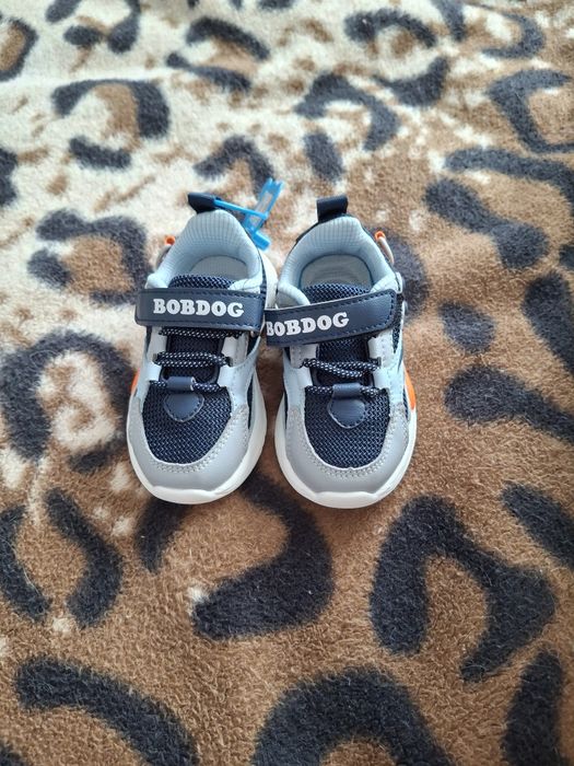 Продам детские кроссовки