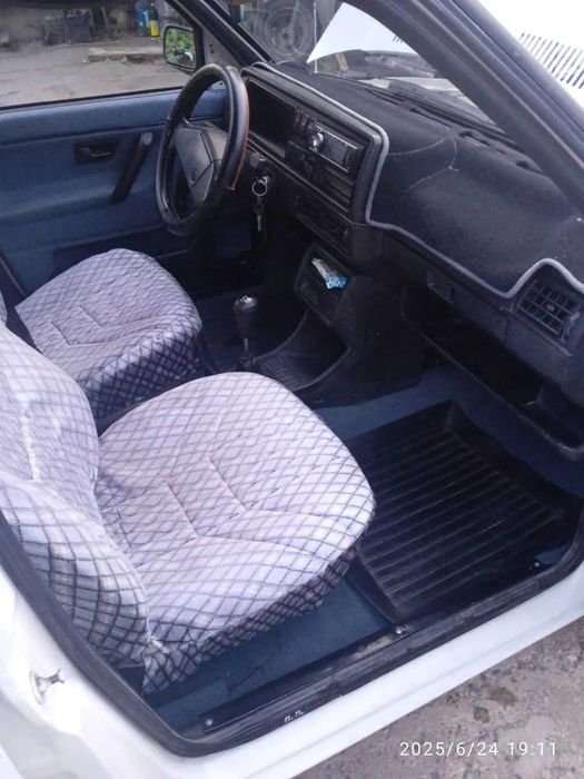 Автомобиль Фольксваген Гольф 2