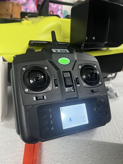 Barcă de nădit LoMax cu husă de protectie