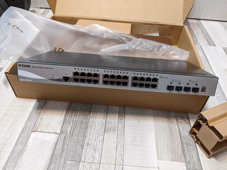 D-Link DGS-1510-28 28-port Stackable Gigabit Switch 24 x 10/100/1000BASE-T ports 4x 10GbE SFP+ ports nou