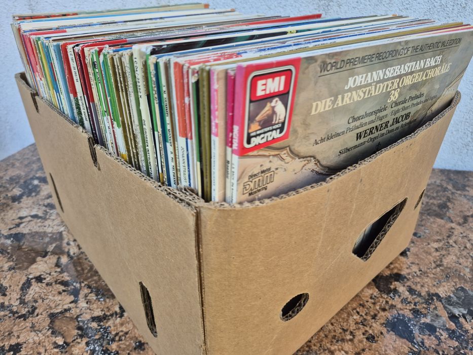 Vând  150 de discuri de vinil EMI HIS Master's Voice cu muzică clasică