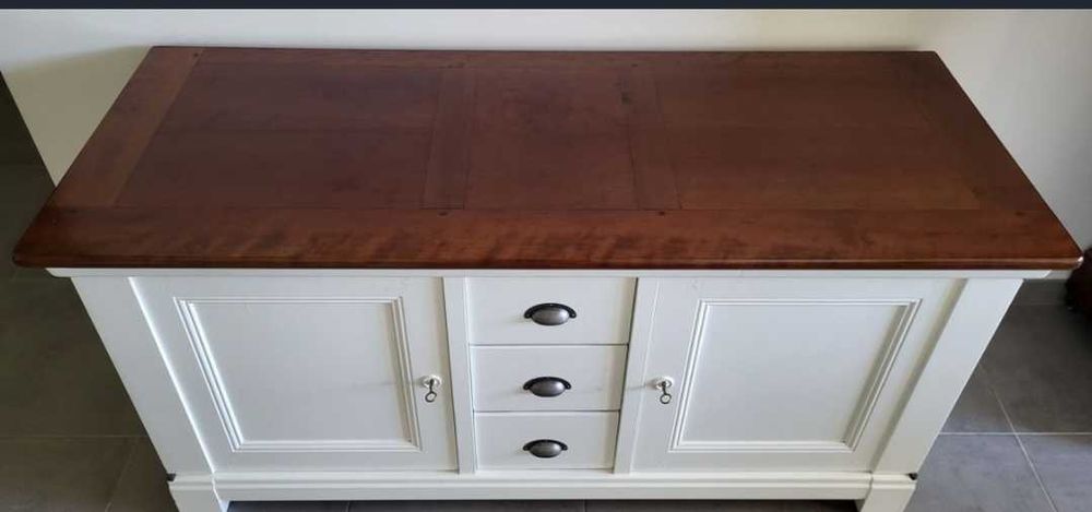 bufet alb jos din lemn cu blat din lemn închis la culoare