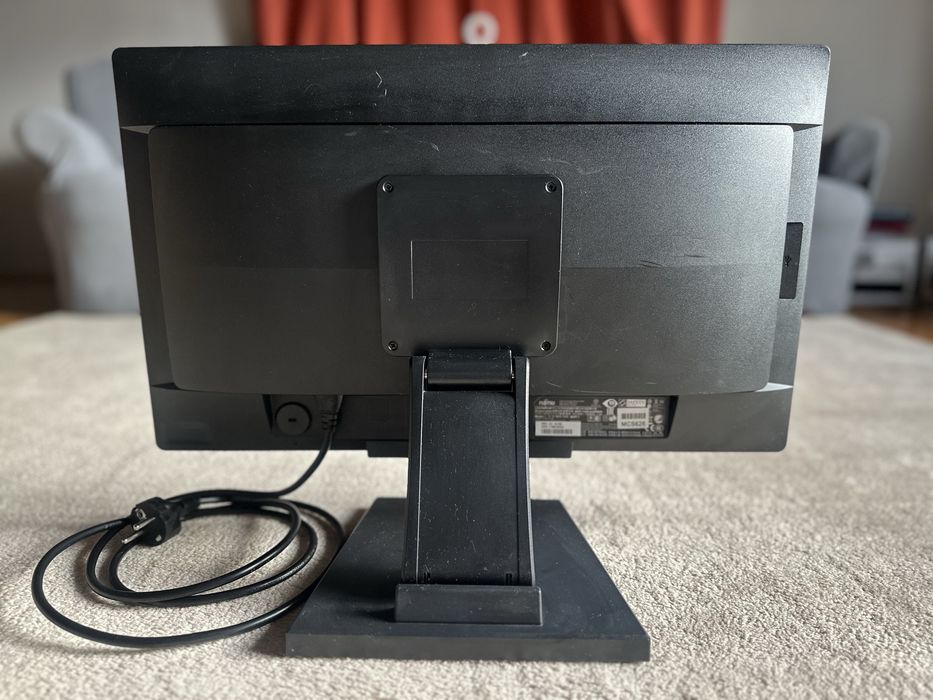 Monitor Fujitsu 24” LCD + cablu DisplayPort HDMI + cablu sursă
