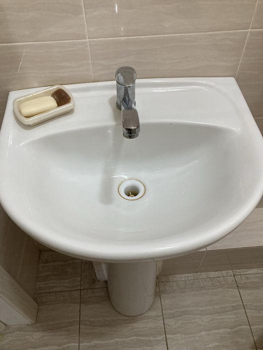 Продам раковину с краном