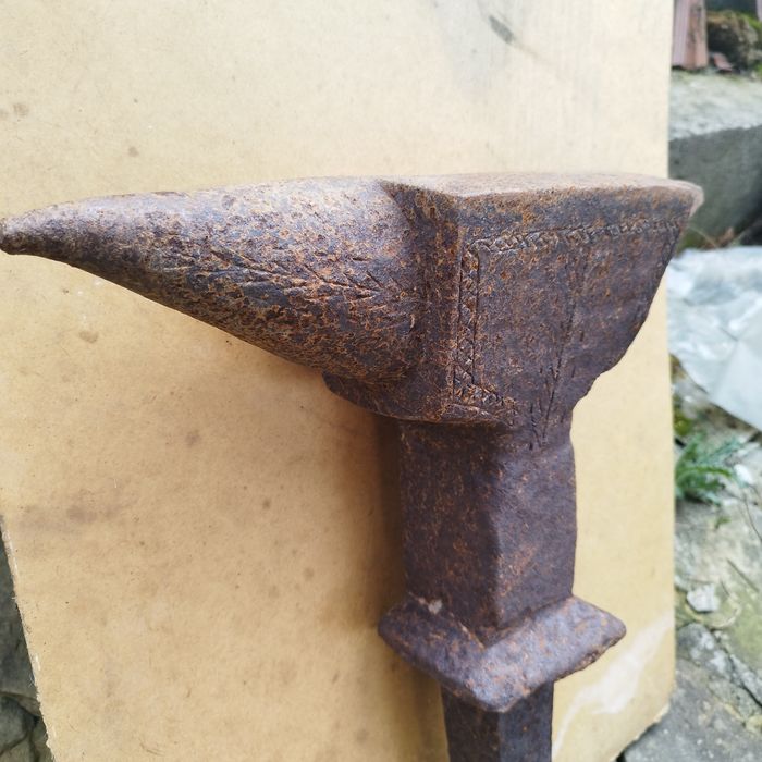 Продавам наковалня с шип