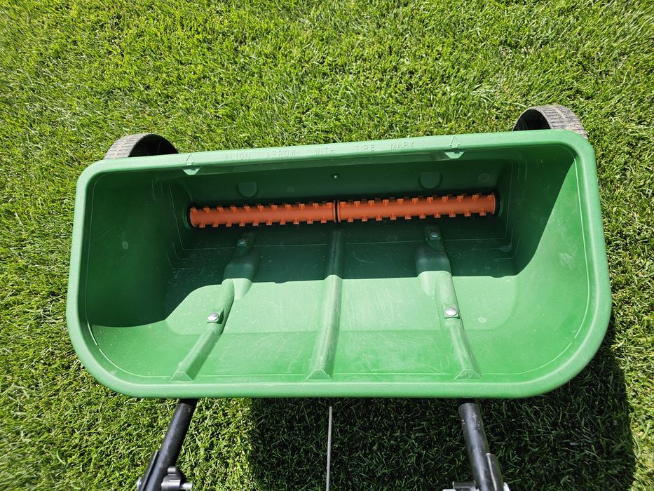 Distribuitor ingrasamant/seminte/nisip Scotts Turf Builder