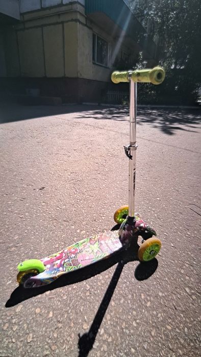 Самокат трёх колёсный.