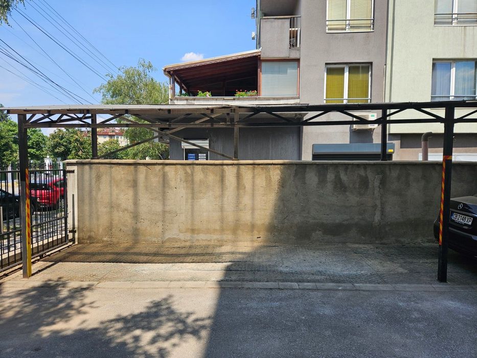 Покрито паркомясто в двор с автоматична врата