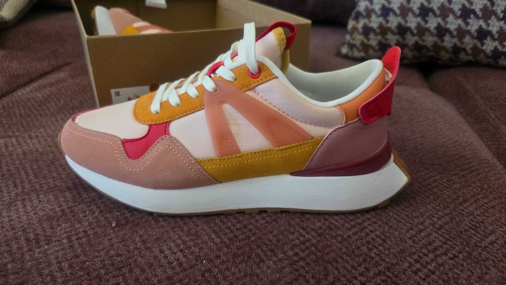 Нови дамски маратонки 39 номер.