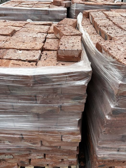 Кирпич красный.