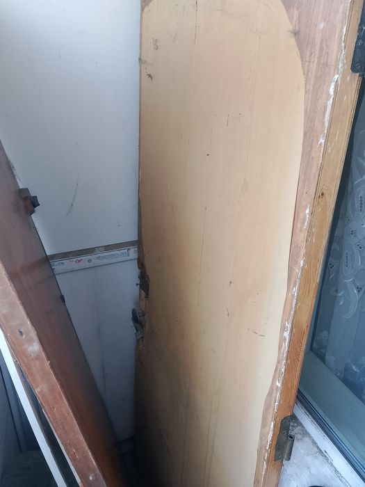 Металическая дверь.