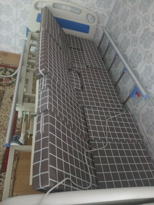 Se vinde pat medical electric rabatabil cu telecomandă +saltea antiescare.Stare:  FOARTE BUNĂ