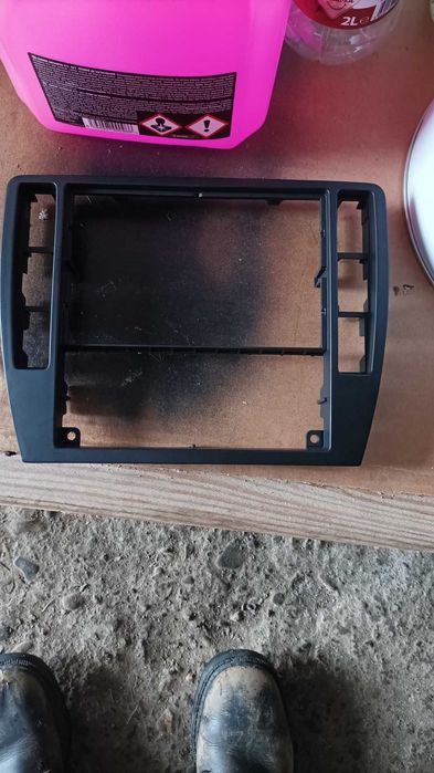 Продавам мултимедия и две рамки за Фолксваген