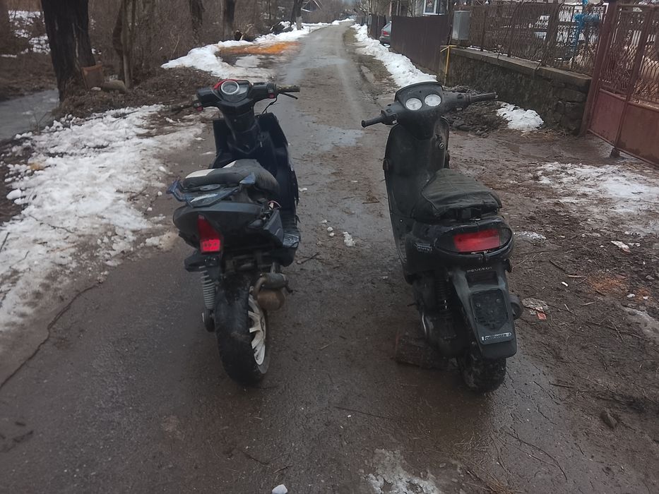 Vând două scutere