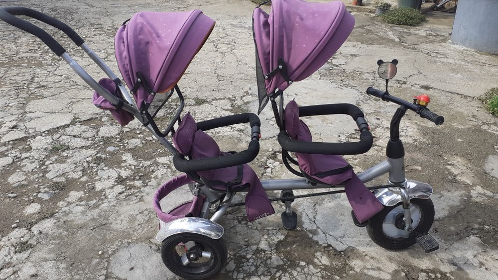 Tricicletă pentru gemeni