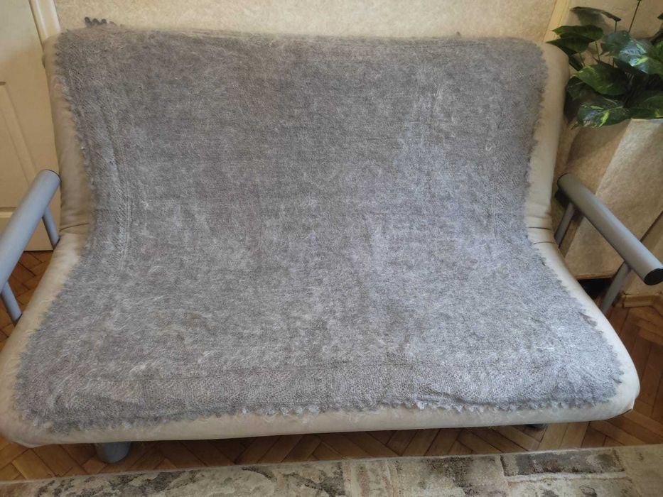 Ръчно плетен шал от кози пух.