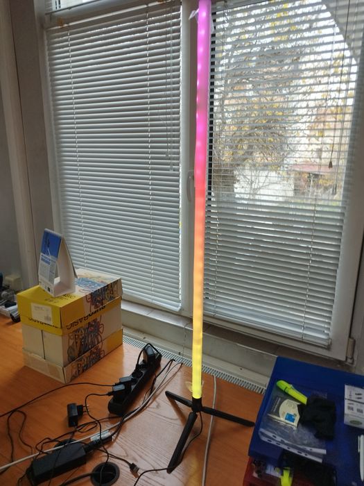 LED RGB подови лампи, които предлагат разнообразни функции.