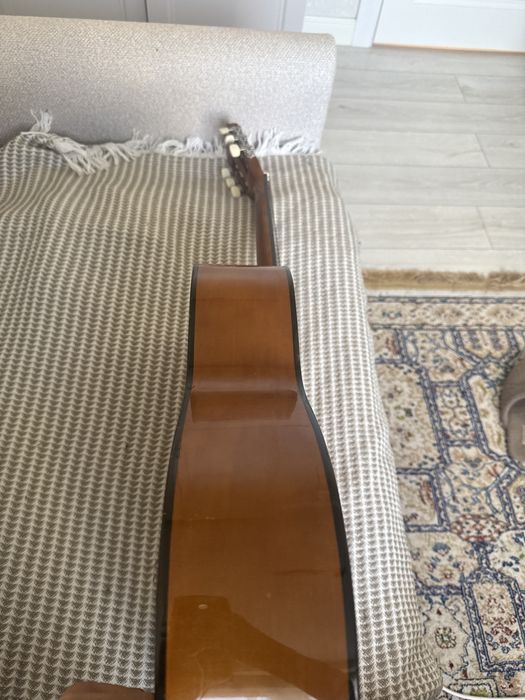 На продаже гитара  Yamaha C - 80