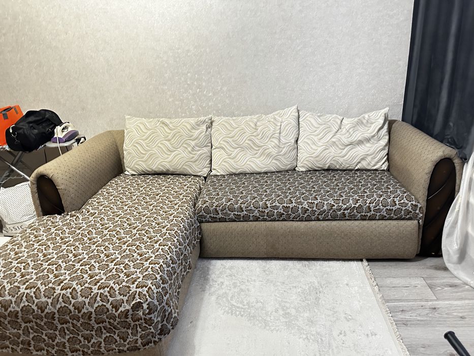 Диван в хорошем состояний….