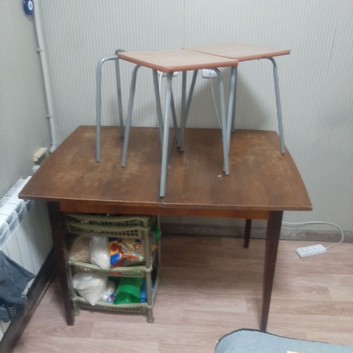 Стол раскладной три табуретки