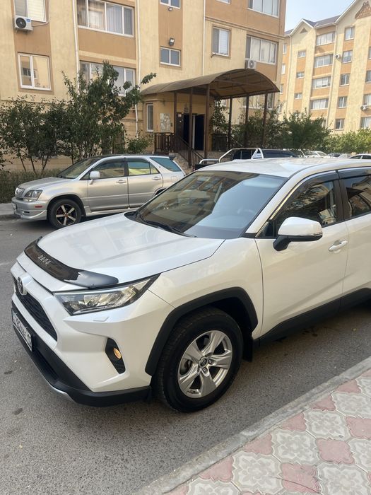 Тойота рав 4 2021' года