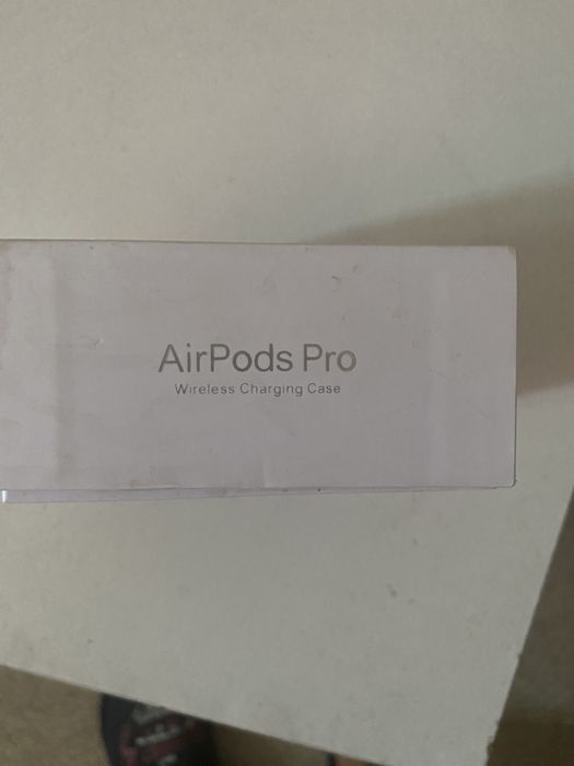 Продам airpods pro с коробкой и беспроводную зарядку