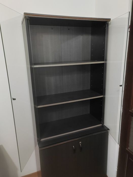 Vitrină cu uși din sticlă, Vitrines szekrény 
Vitrines szekrény eladó