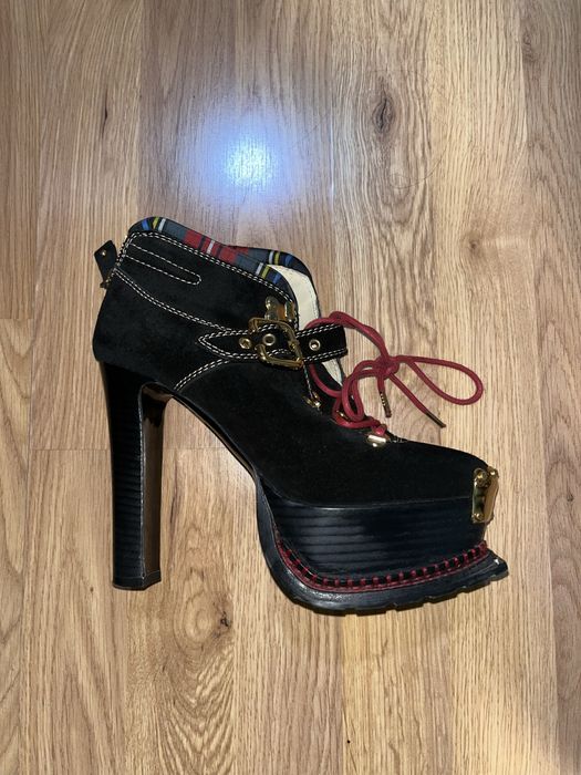 Обувки на Moschino