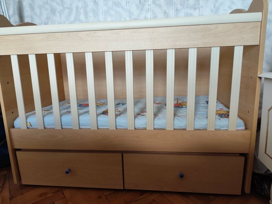 Детска кошара с люлеещ механизъм