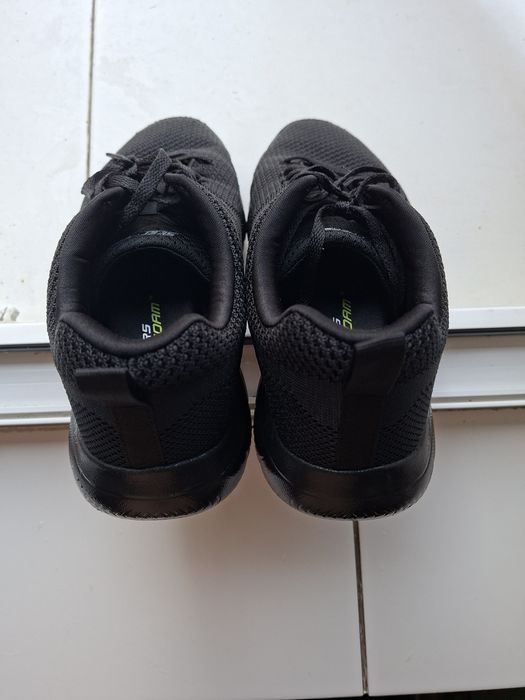 Vand adidasi Skechers