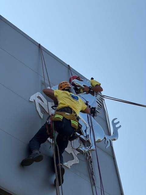 Servicii profesionale de alpinism utilitar–experiență la înălțime