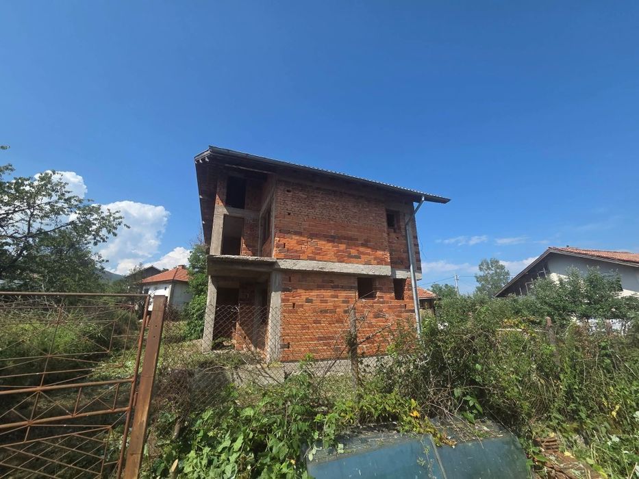 Просторна,масивна  къща с.Раненци обл.Кюстендил