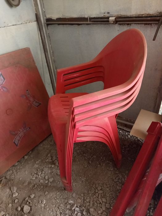 Продам стол и стулья пластиковые