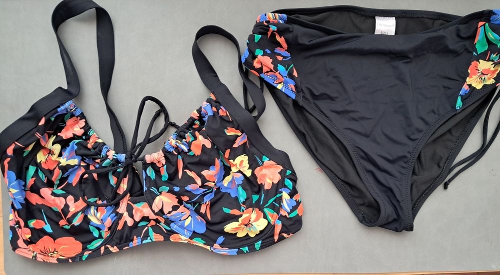 Vand costum de baie