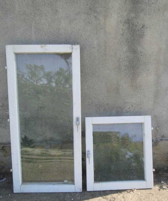 Дървена дограма от от пет прозореца и една врата със стъклата.