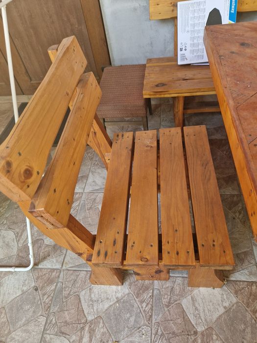 Горяма дървена маса с пейки