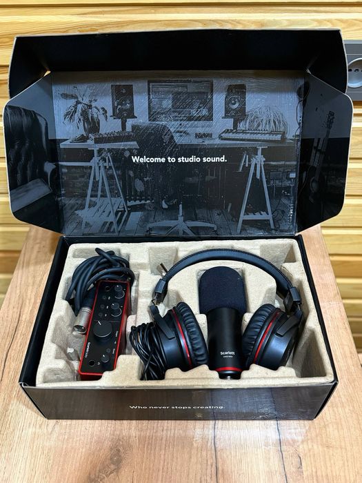 Студийный комплект Focusrite Scarlett 2i2 Studio 4th Gen (новый,)