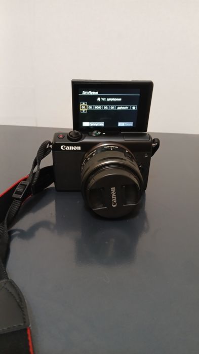 Фотопарат Canon EOS M100