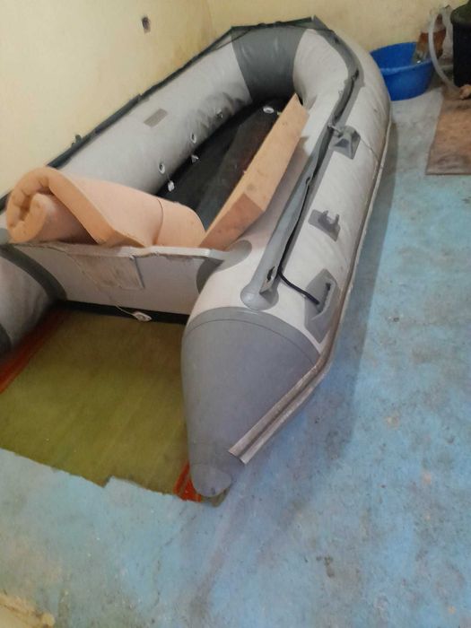 Barcă gonflabilă cu motor