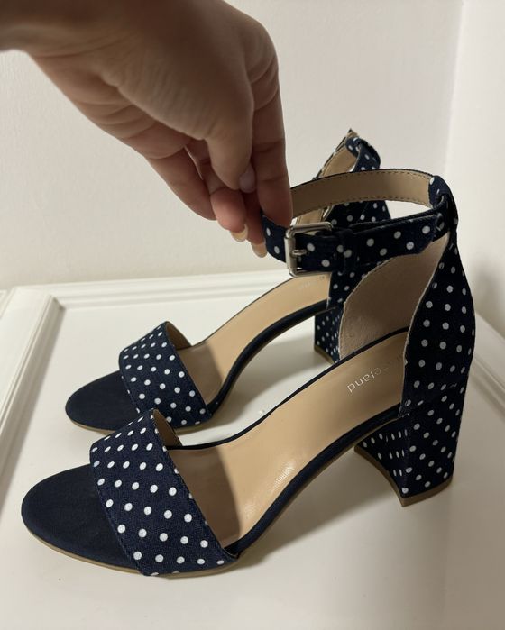 Сандали на среден дебел ток размер 36