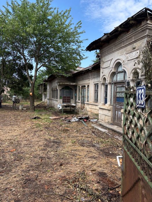 Teren intravilan cu casă demolabila