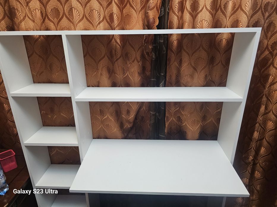 Стол и этажерка.